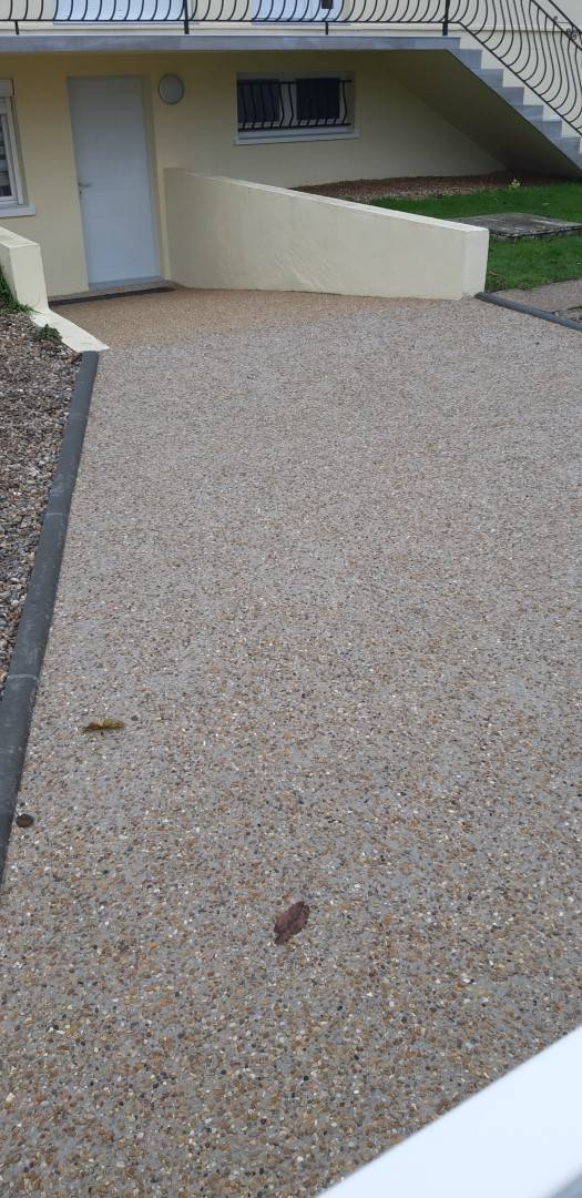 Descente de sous sol en béton désactivé 